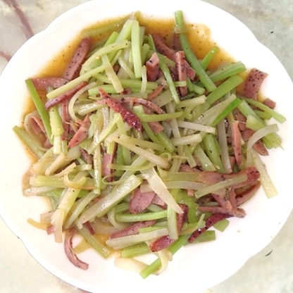 ベーコンがなかったのでソーセージ！うどの味もしっかりして、非常に食べやすかったです。うどの新しい食べ方として定番になりそうです！素敵なレシピに感謝！＾＾